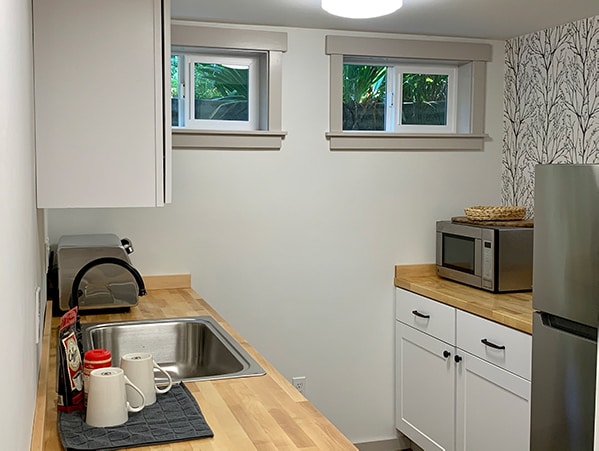 Kitchen has new fridge, new dishwasher, microwave, toaster oven and hotplate
