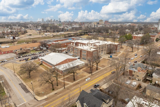 Bellevue Middle School has a student-teacher ratio of 16:1.