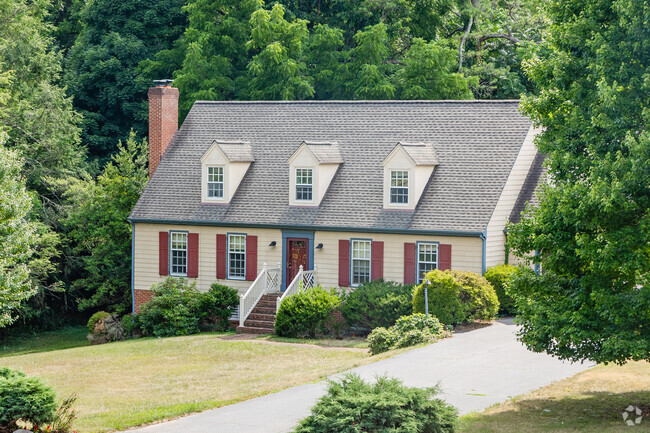 Franklin-Colonial residents enjoy a quiet suburban lifestyle with easy access to city amenities.