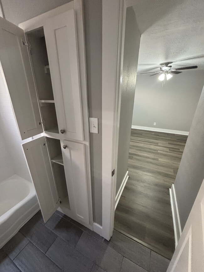 Avondale Apartments, Houston, TX 77006 - photo 7