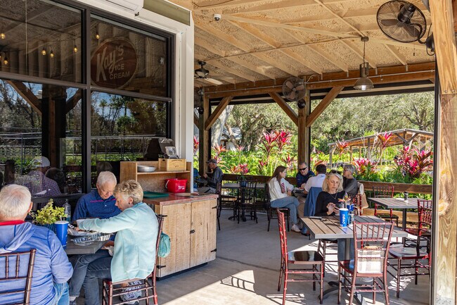 Buckingham Farms is a great place for Sunshine to enjoy farm fresh meals.