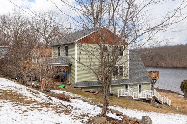 Single-family lake front homes are popular in Middlebury.