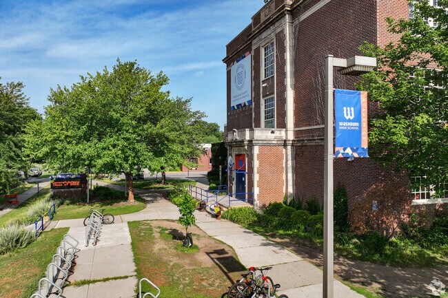 The student-teacher ratio at Washburn Senior High School is 31 to 1.