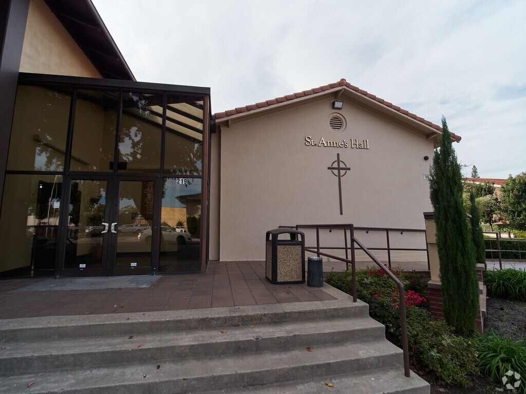 St. Anne Elementary School serves Downtown Lodi students from Pre-K through the 5th grade.