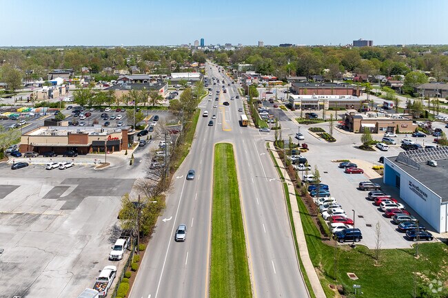 Harrodsburg road serves Pasadena commuters going into Downtown Lexington.