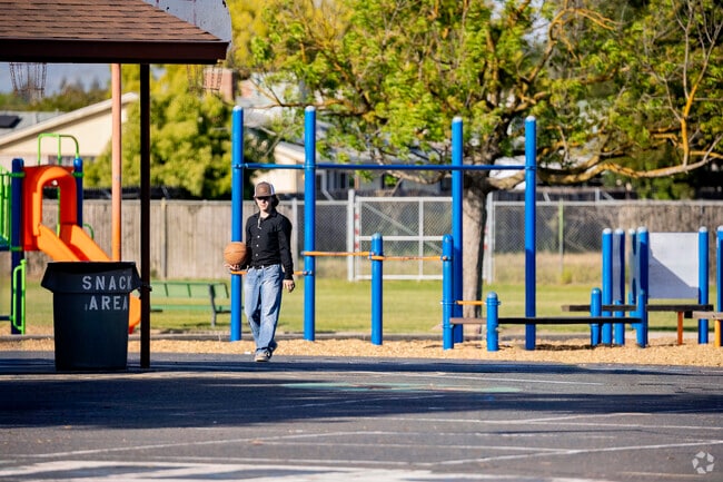 Cloverland Elementary School in Oakdale, Ca has a great sports program.