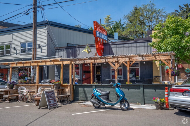 Grab a bite to eat at Renner's Grill in Multnomah, Portland.
