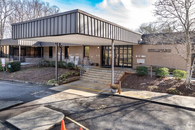 B'nai Shalom Day School has a student-teacher ratio of 4 to 1.