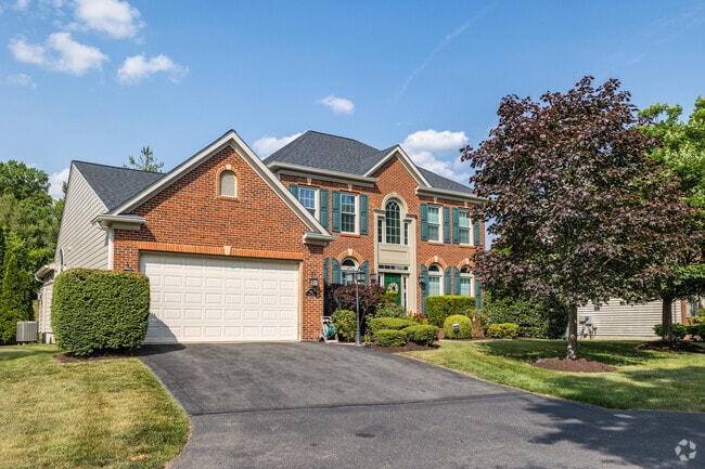 A colonial single-family house in Franconia is new and beautiful.