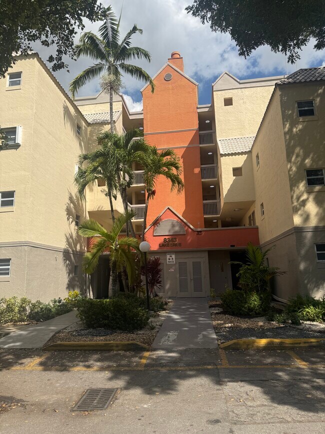 8343 Lake Dr unit 8343Lake Dr Doral FL, Doral, FL 33166 - photo 4