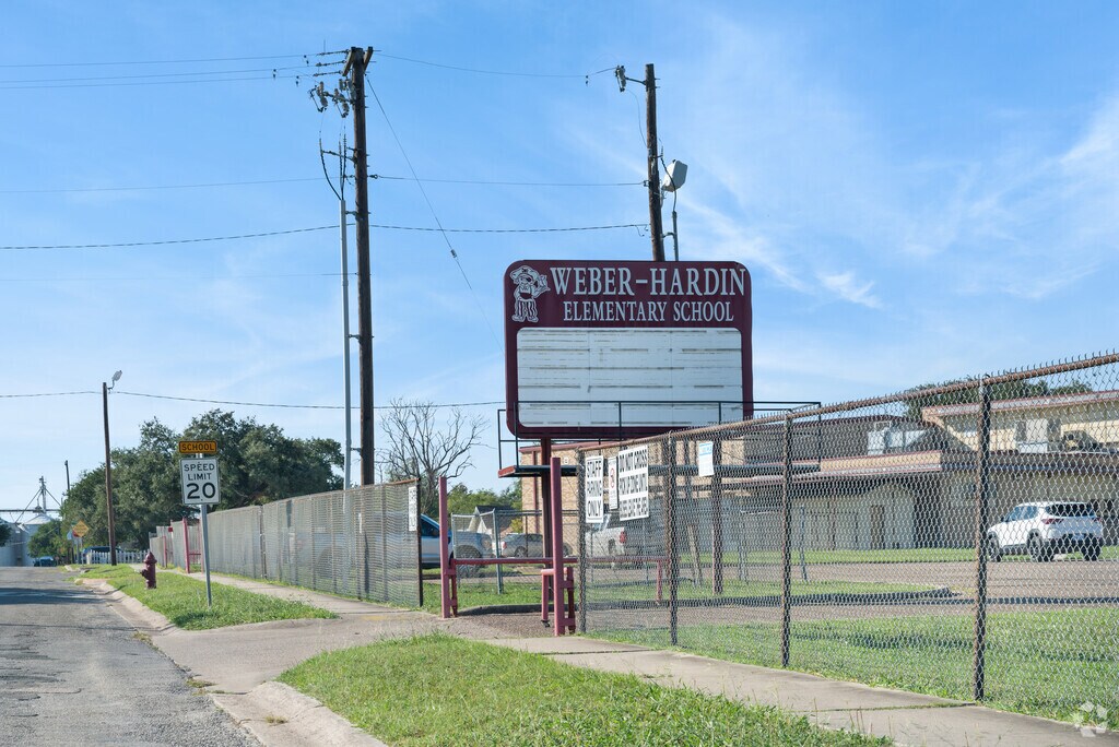 It serves students in grades Pre-K through 5 and is part of Mathis school district.