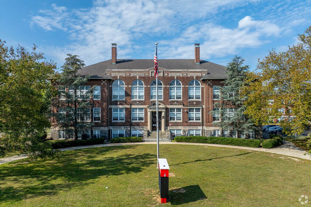Paulsboro Junior High School is a public school located in Paulsboro, NJ.