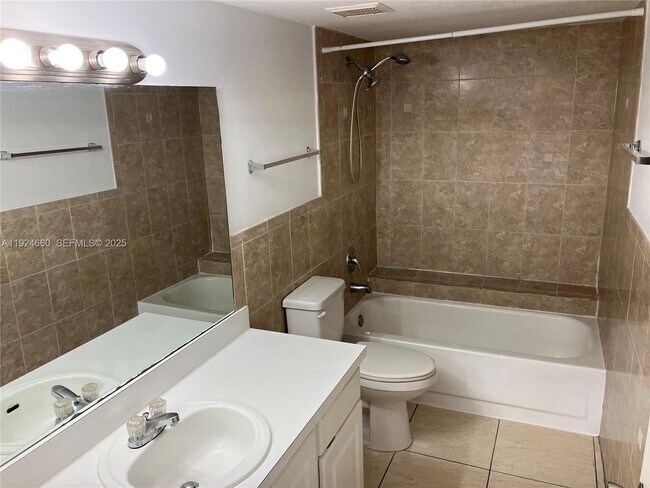 8235 Lake Dr unit 306, Doral, FL 33166 - photo 6