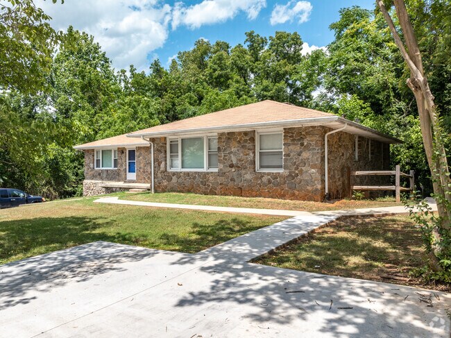 Enjoy a ranch style home in Tate Springs.