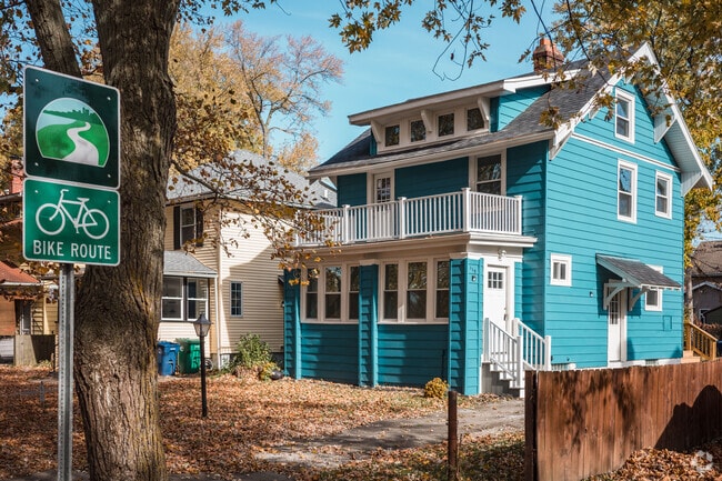 American Foursquare is another typical architectural style in LaSalle.