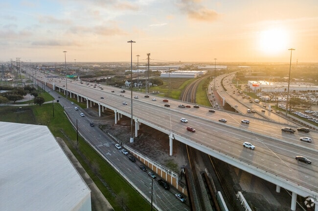 Residents of Fountain Lake can use Interstate 69 to access Downtown Houston.