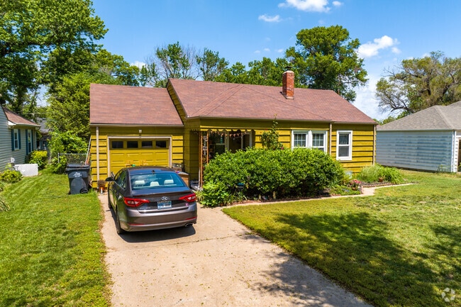 Here is a great looking national style home with a one car garage in Schweiter/Mead.