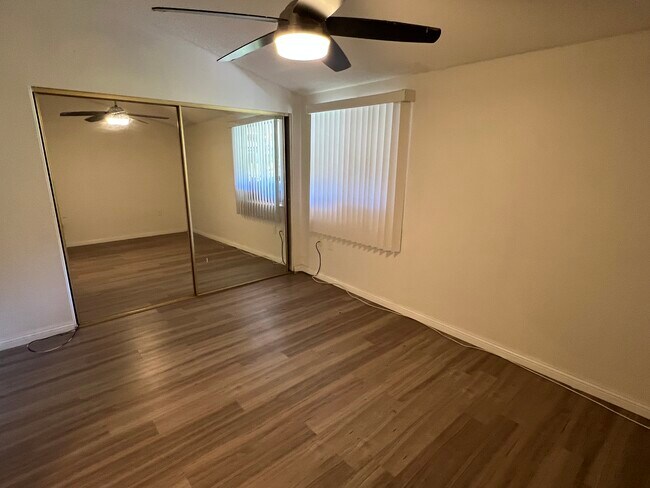 19156 Avenue of The Oaks unit B, Newhall, CA 91321 - photo 5