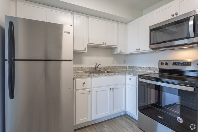 1BR, 1BA - 680 SF
