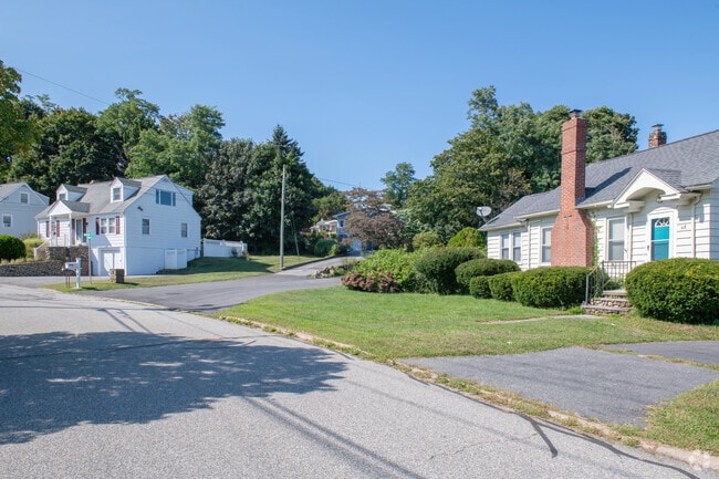 Established homes near the coast of the Ridgewood neighborhood have many styles.