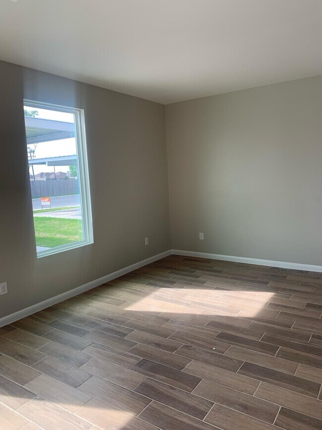 5202 N Crown Point unit 3, Pharr, TX 78577 - photo 4