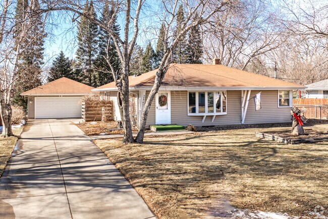 1950s and 1960s ranch-style homes with detached garages are the most common home style in Lake Josephine.