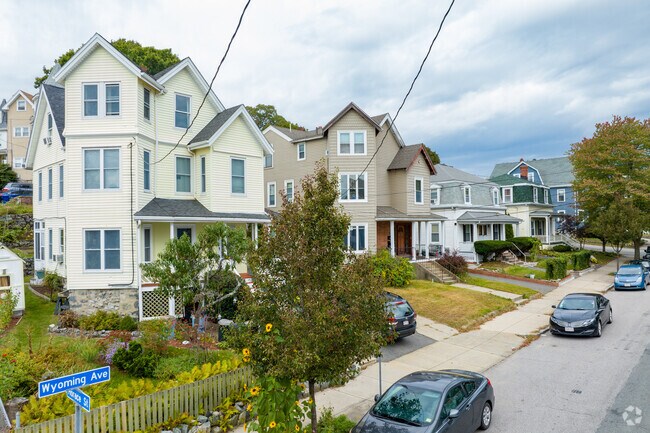 Varying home styles line up along Wyoming Ave in Oak Grove.