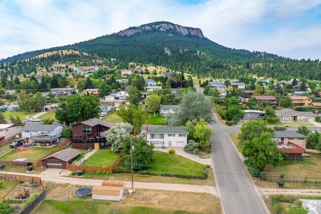 The Upper West Side is nestled at the base of Mount Helena.