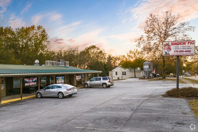 Bowdon's Smokin' Pig serves up mouthwatering American BBQ platters beloved by the locals.