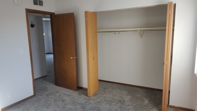 Le Chateau, Waterloo, IA 50701 - photo 6