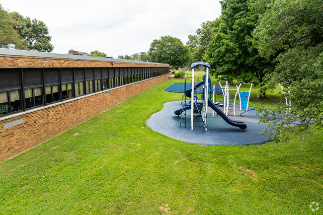 The student population of Fairlawn Elementary School is 422 and the school serves PK-5.