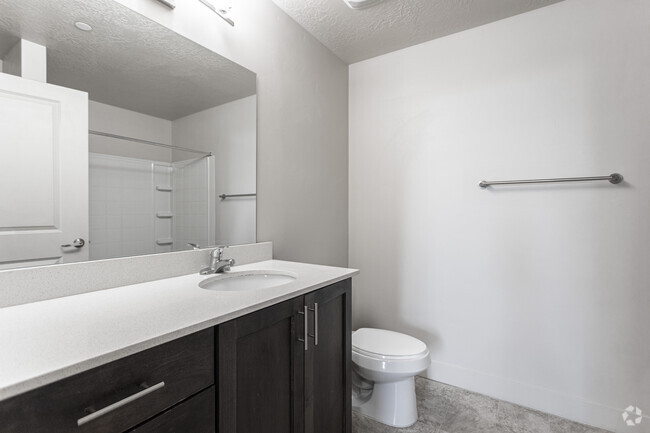 2BR, 2BA - 989SF - Primary Bathroom