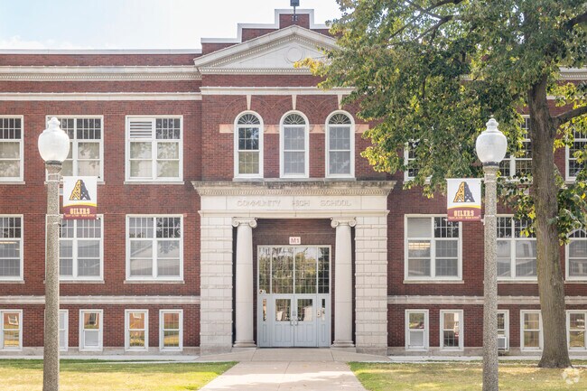 The teachers at East Alton-Wood River High School get a grade of B from Niche.com.