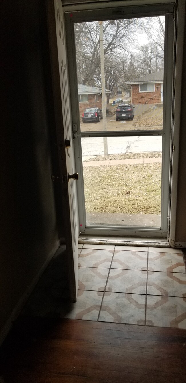 10114 Douglas Ct, Saint Ann, MO 63074 - photo 3