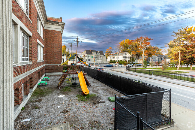 Kreiva Academy offers a playground.