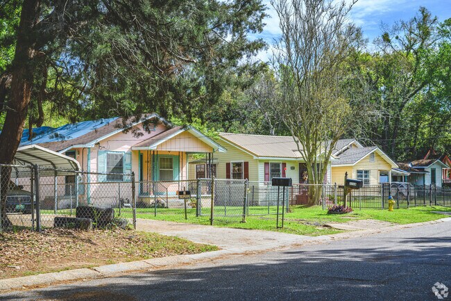 Tree-lined streets add shade to Arlington in Mobile.
