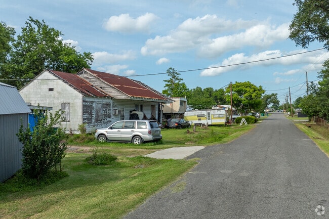 Simple living along very quiet, friendly roads is a perk of Lockport Heights.