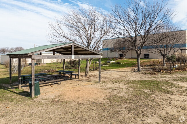 Students living in Fort Worth, TX may attend Applied Learning Academy.