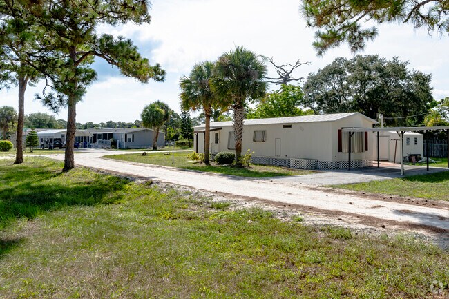 Roseland has a wide variety of home styles, including manufactured homes.