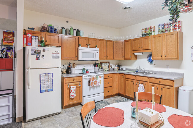 4BR, 2BA - 1,200SF - Kitchen