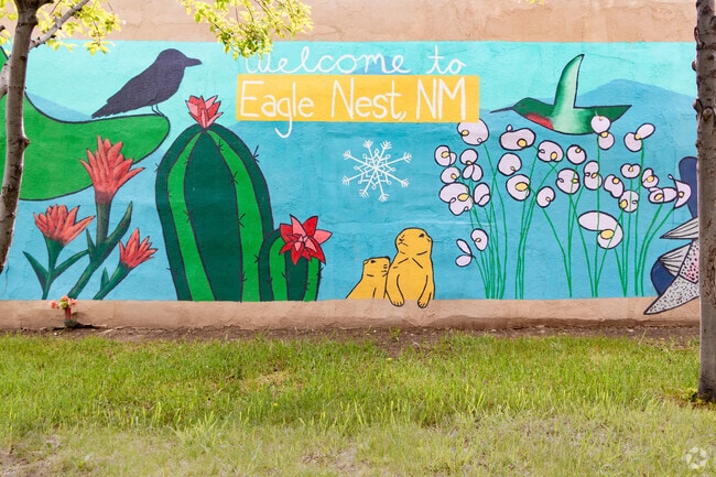 The cosy small town of Eagle Nest welcomes nature and fishing enthusiasts.