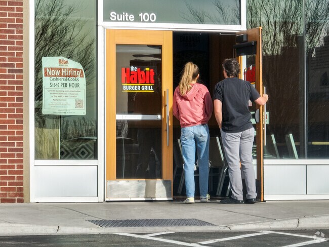 There are many dining options in the South Jordan neighborhood.