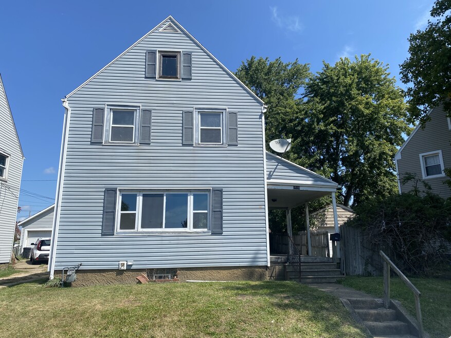 1516 Crescent Rd SW, Canton, OH 44710 - photo 1