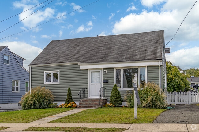 As one of the most popular styles, minimal traditional homes are always a favorite among locals.