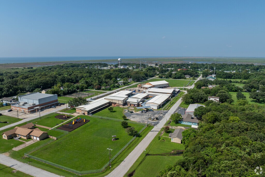 High Island High School earns a B- rating from niche.com.