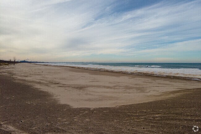 Aetna locals can travel a short distance north to Lake Street Beach.