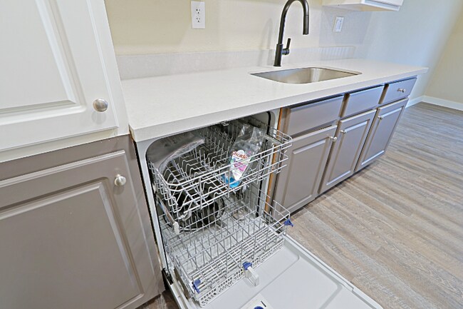 3810 N Maryvale Pkwy unit 2008, Phoenix, AZ 85031 - photo 6