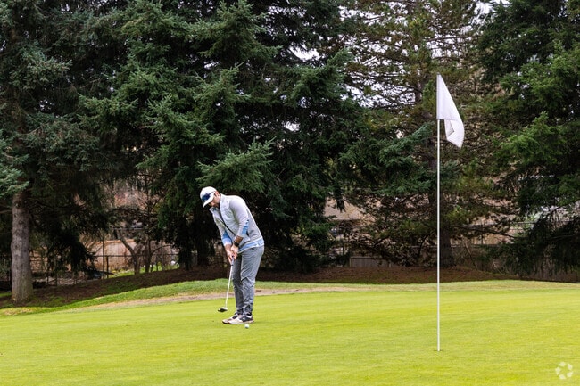 Lynnwood Municipal Golf Course serves the surrounding areas.