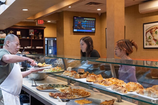 Da Vinci's Pizzeria & Restaurant near Harbor Isle is one of the residents' favorite local spots.