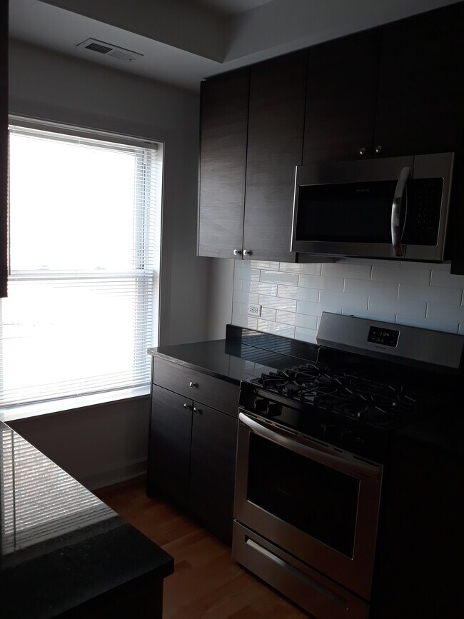 1644 W Pratt Blvd unit 1F, Chicago, IL 60626 - photo 5